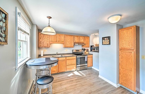 Delmar Apartamento | Cozy + Walkable Delmar Getaway w/ Fire Pit!