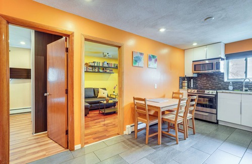 South Side Condominio | Cozy Waltham Condo ~ 11 Mi to Downtown Boston!
