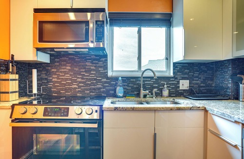 South Side Condominio | Cozy Waltham Condo ~ 11 Mi to Downtown Boston!