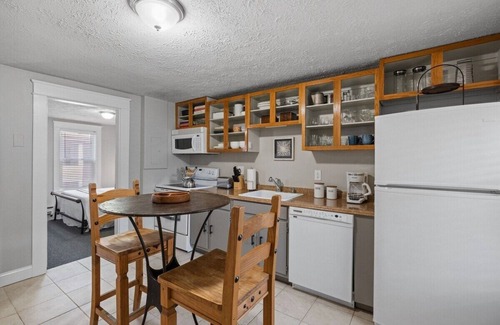 Manchester Apartamento | Cozy & Warm 2nd Flr Mid Term Rental