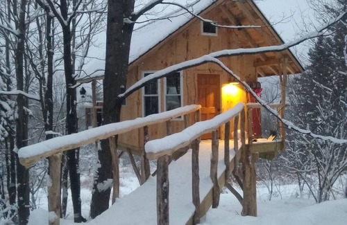 Moretown Cabina | Cozy warm treehouse with Amazing views! Winter Paradise! Hike from cabin