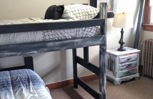 Two Rivers Apartamento | Cozy Washington St Apt in the Heart of Two Rivers - Upper