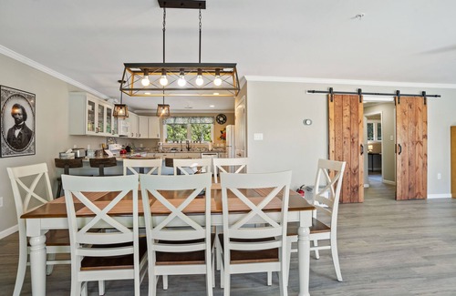Annapolis Casa | Cozy, waterfront, 5BR 4BA house w 2 decks near USNA & downtown