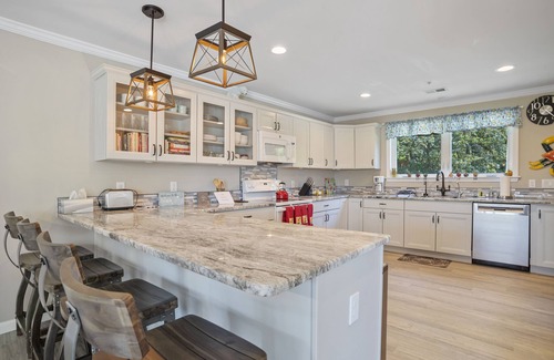 Annapolis Casa | Cozy, waterfront, 5BR 4BA house w 2 decks near USNA & downtown
