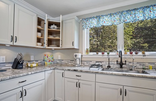 Annapolis Casa | Cozy, waterfront, 5BR 4BA house w 2 decks near USNA & downtown