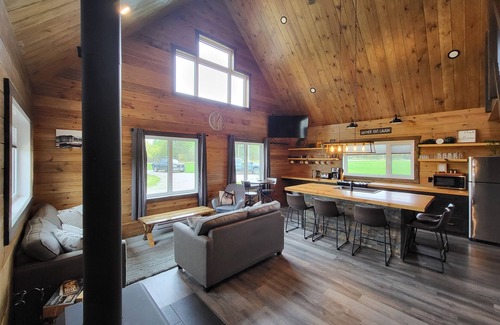 Lac du Bonnet Cabina | Cozy Waterfront Cabin on 20 Acres!