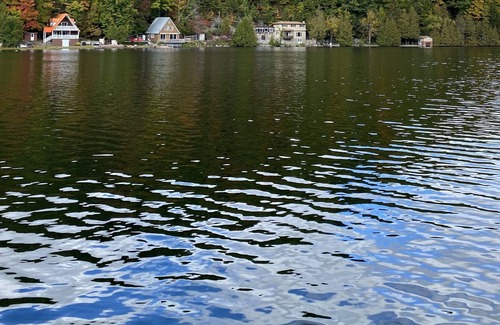 Val-des-Monts Cabaña | Cozy Waterfront Cottage on a Private Pristine Lake