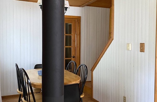 Val-des-Monts Cabaña | Cozy Waterfront Cottage on a Private Pristine Lake