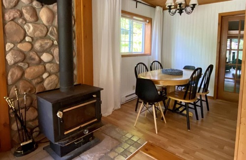 Val-des-Monts Cabaña | Cozy Waterfront Cottage on a Private Pristine Lake