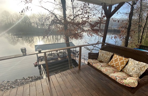 Ashland City Cabaña | Cozy Waterfront Cottage w/ Spa - The Birdhouse