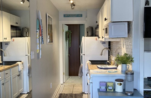 North Shore Condominio | Cozy WATERFRONT condo in a quiet cove. Private Boat launch