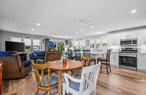 Mashpee Casa | Cozy Waterfront Getaway Dog-Friendly Peaceful Views & Easy Kayak Access