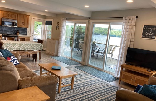 Moravia Casa | Cozy waterfront home with modern amenities!
