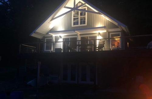 Moravia Casa | Cozy waterfront home with modern amenities!