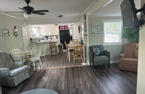 Anderson Casa | Cozy waterfront property near Hartwell lake.