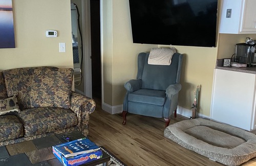 Eddington Cabaña | Cozy, Waters Edge on Springy Pond