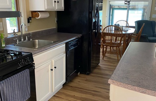 Eddington Cabaña | Cozy, Waters Edge on Springy Pond