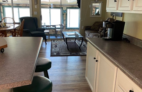 Eddington Cabaña | Cozy, Waters Edge on Springy Pond