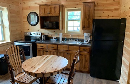 Millersburg Apartamento | Cozy Waterview Lodge Suite w/ Hot Tub