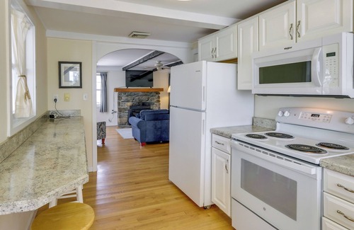 Westbrook Center Casa | Cozy Westbrook Vacation Rental - Walk to Beach!
