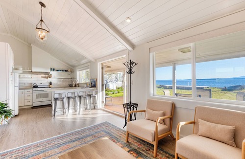 Freeland Casa | Cozy Whidbey Island Stay | Steps on the Beach | Fireplace, BBQ, Near Trails