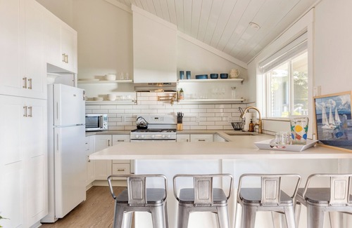 Freeland Casa | Cozy Whidbey Island Stay | Steps on the Beach | Fireplace, BBQ, Near Trails