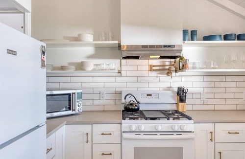Freeland Casa | Cozy Whidbey Island Stay | Steps on the Beach | Fireplace, BBQ, Near Trails