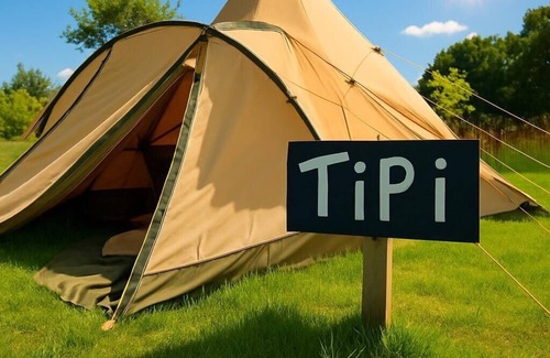 Dwyran Cabina | Cozy Wigwam with Heating & tv