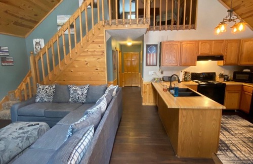Elmira Cabina | Cozy "Wildwood Lodge" Nestled in a Beautifully Wooded Setting - Pet Friendly