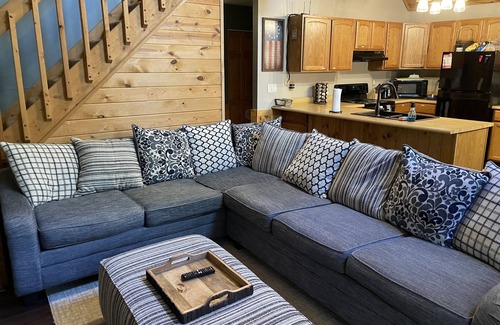 Elmira Cabina | Cozy "Wildwood Lodge" Nestled in a Beautifully Wooded Setting - Pet Friendly