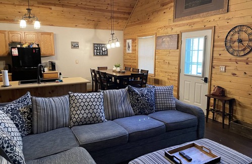 Elmira Cabina | Cozy "Wildwood Lodge" Nestled in a Beautifully Wooded Setting - Pet Friendly