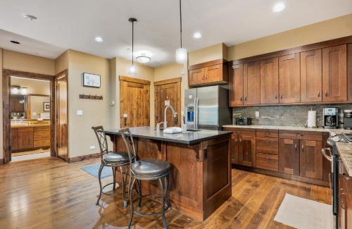Historic District Apartamento | Cozy Winter Escape - 2BR & 2BA Near Snowy Trails and Downtown