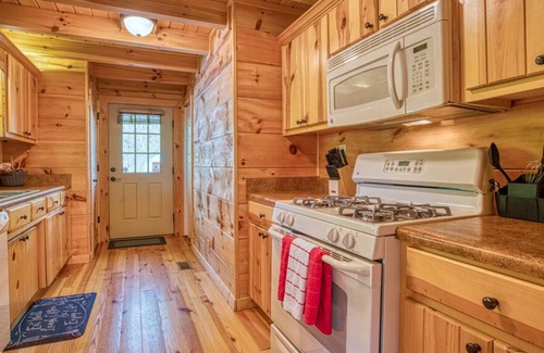 Clearwater Creek Cabina | Cozy, Wood Cabin. Private and with Firepit. Gated community.