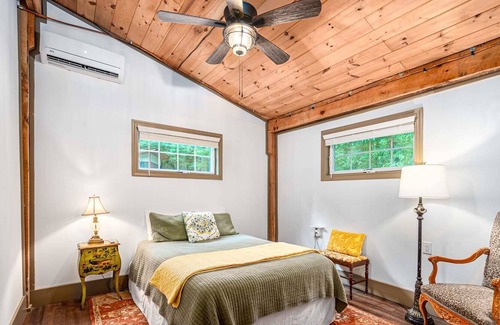 Bynum Cabaña | Cozy Wooded barndominium near Chapel Hill