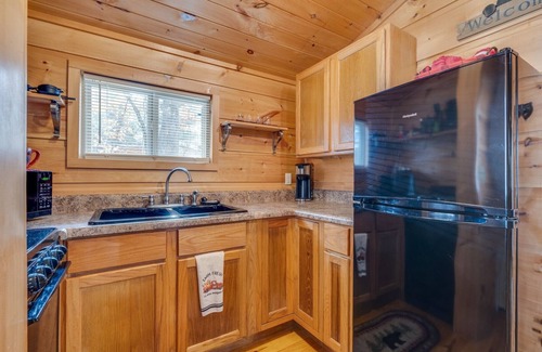 Butler Cabina | Cozy Wooded Cabin with Lake Views--Nature Retreat!