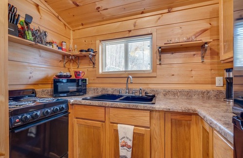 Butler Cabina | Cozy Wooded Cabin with Lake Views--Nature Retreat!