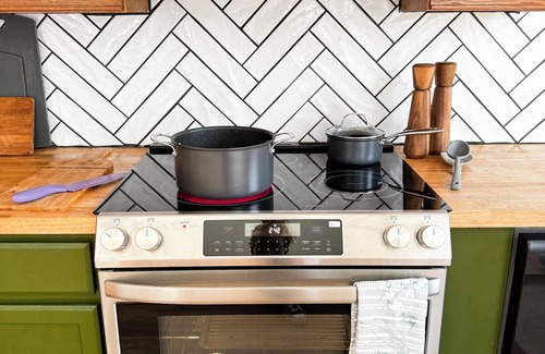 Berkeley Springs Cabina | Cozy Wooded Retreat near Cacapon State Park w/Fire Pit. Pet-Friendly!