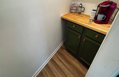 Berkeley Springs Cabina | Cozy Wooded Retreat near Cacapon State Park w/Fire Pit. Pet-Friendly!