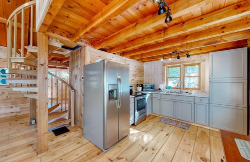 Greenville Cabina | Renovated Cabin w/ a Deck, Firepit, Gas Grill, Free WiFi, & Full Kitchen