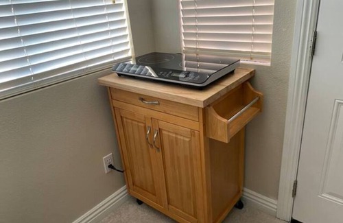 Eastvale Apartamento | Cozy Workstay ✿ Steps away from park