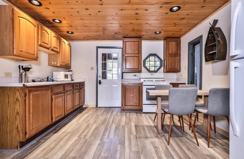 Arbor Vitae Cabina | Cozy Year Round Lakefront Cabin- Family & Dog friendly- Private Dock