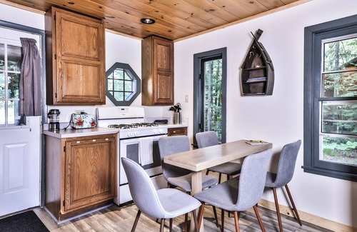 Arbor Vitae Cabina | Cozy Year Round Lakefront Cabin- Family & Dog friendly- Private Dock