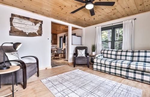Arbor Vitae Cabina | Cozy Year Round Lakefront Cabin- Family & Dog friendly- Private Dock