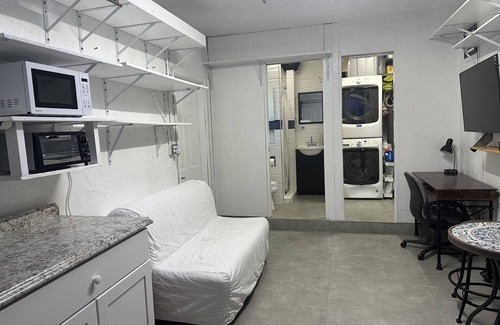 Palmetto Estates Apartamento | Cozy1/1 Studio Apt with private bathroom, car port and entrance close2 Miami Zoo
