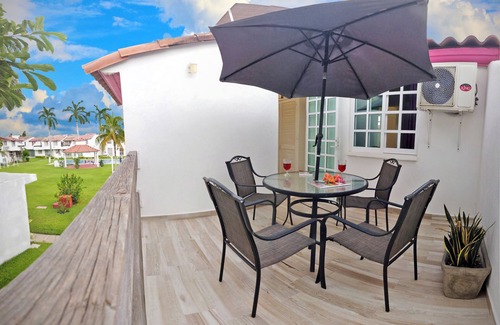Granjas del Marqués Villa | Hermosa casa recién remodelada cerca de la playa.