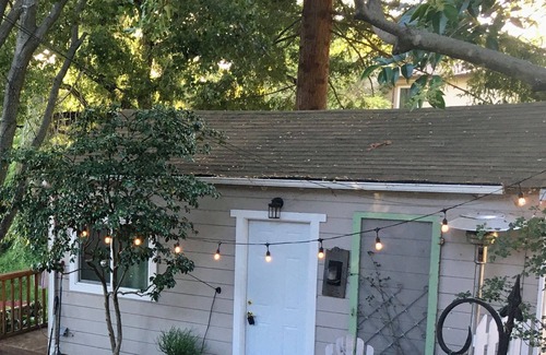 Redwood Heights Apartamento | CozyOaks Studio - Charming cottage in woodsy Oakland with WiFi access