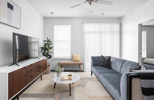 Indianapolis Apartamento | CozySuites 2BR Modern Apt near the Fashion Mall
