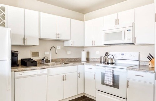 Old Louisville Apartamento | Cozysuites 800 Tower 1BR w sky Pool gym 14