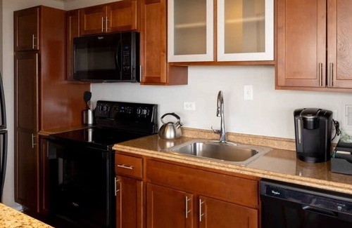 Old Louisville Apartamento | Cozysuites 800 Tower 2BR w sky Pool gym 33