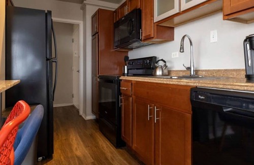 Old Louisville Apartamento | Cozysuites 800 Tower 2BR w sky Pool gym 33